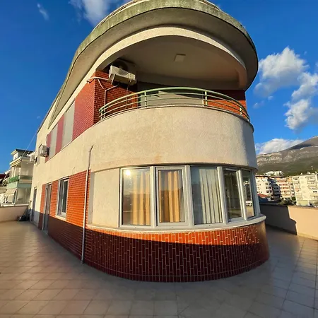 Private - & Mountain Views & Free Parking & Wifi ホームステイ ティラナ