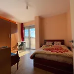 ホームステイ Private - & Mountain Views & Free Parking & Wifi ティラナ